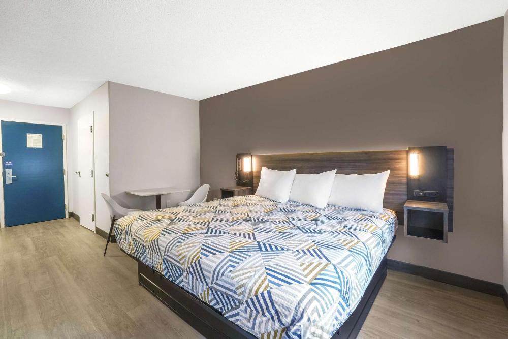 King Room - Non-Smoking interior